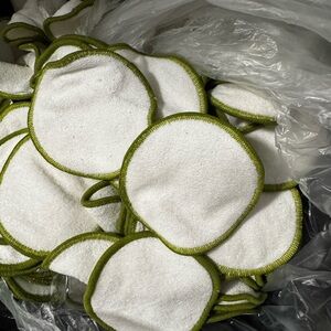 Pallet of about 300 Reusable White and Green Facial Pads bamboo and cotton new